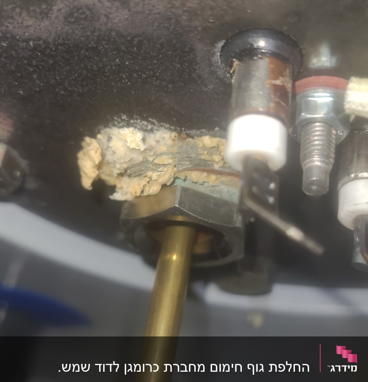 חלקי דוד שמש עם הצטברות אבנית וחיבורים חשמליים